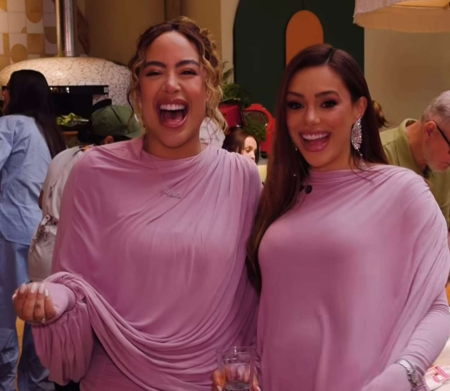 Bruna Biancardi e irm&atilde; de Neymar aparecem com roupas iguais na festa de Mavie