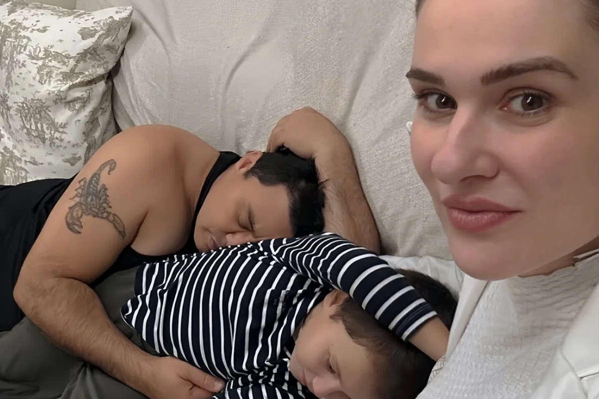 Esposa de Renner mostra momento em família: "Mundo lá fora pode esperar"