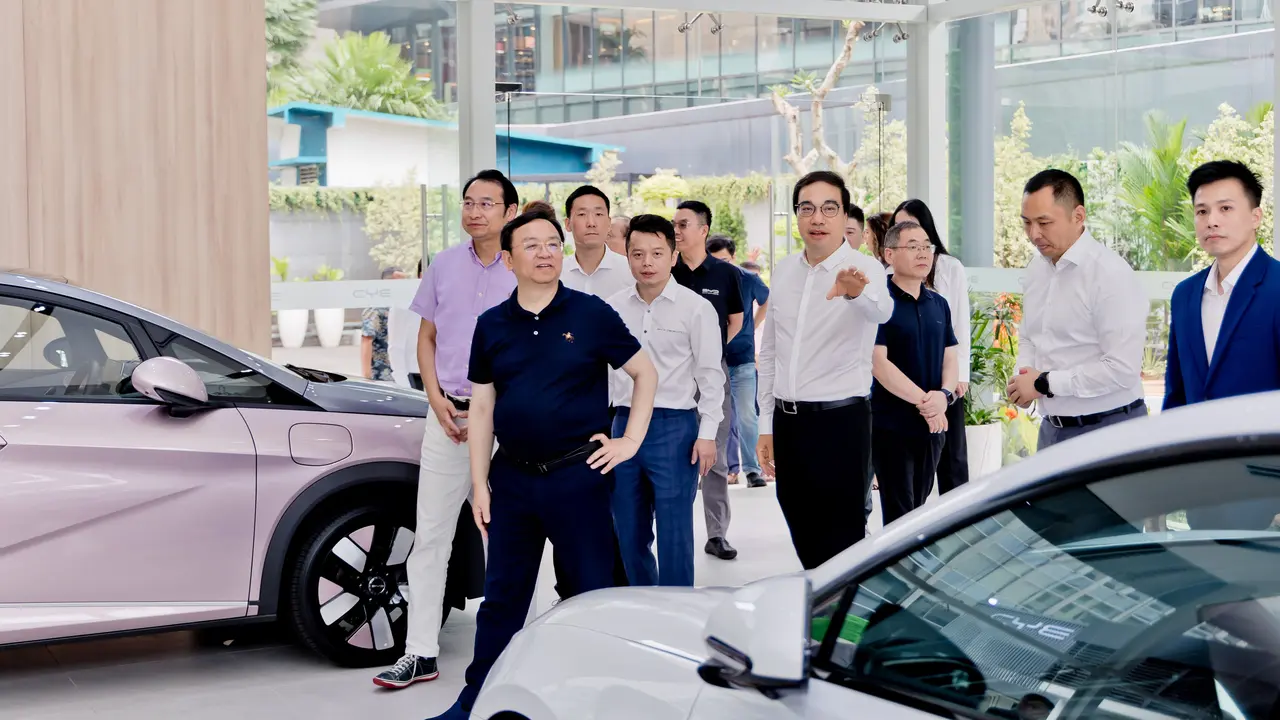 Imagem da matéria: Órfãos e órfãs pobres tornam-se rei de carros elétricos com patrimônio de R$ 431 trilhões