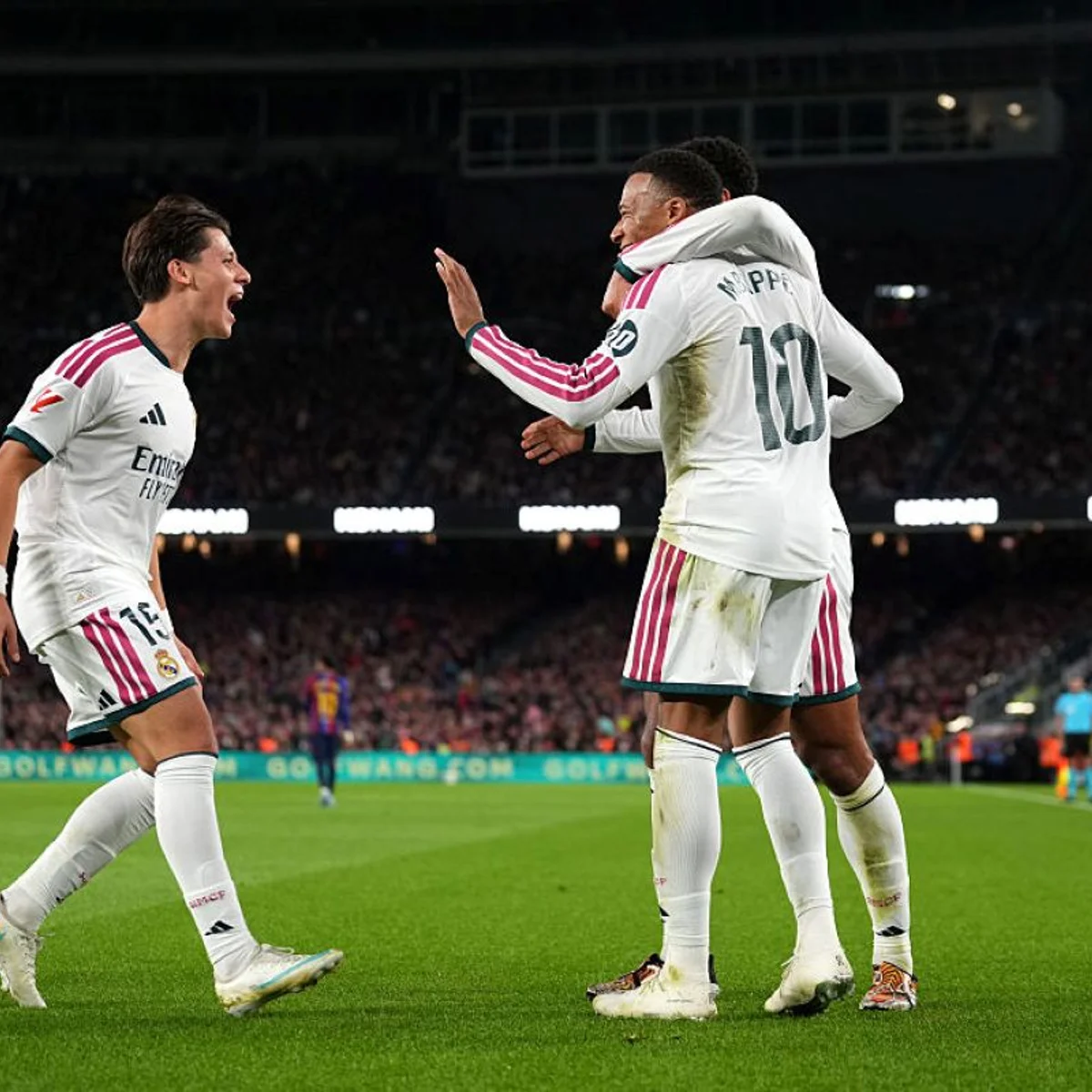 Mbappé marca duas vezes e Real Madrid vence o Barcelona no El Clásico