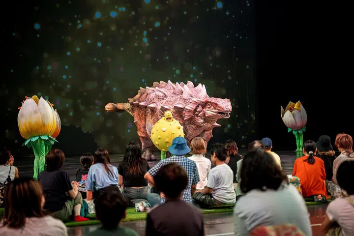 Os dinossauros de tamanho real do Japão rugem em Singapura para o estreia internacional do Dino-A-Live