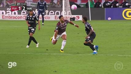 Neymar aplica bonito chapéu em Hulk