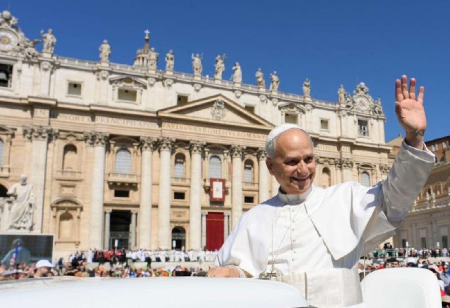 Papa acena para p&uacute;blico em Roma