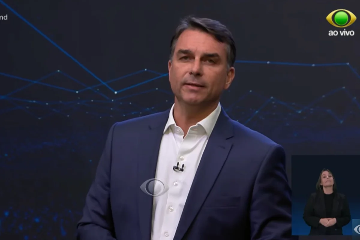 Imagem da matéria: Flávio libera sigilos ao TSE e desafia Lula a abrir cartão corporativo
