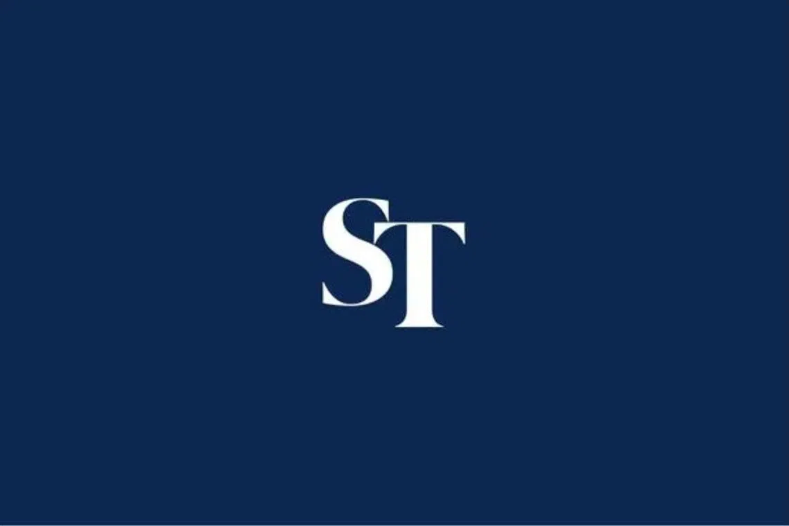 A Rússia diz que a tripulação de um petroleiro foi resgatada no Mar Negro após ataque deixar o navio em chamas