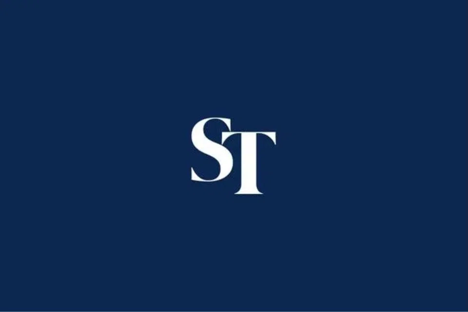 A Rússia diz que a tripulação de um petroleiro foi resgatada no Mar Negro após ataque deixar o navio em chamas