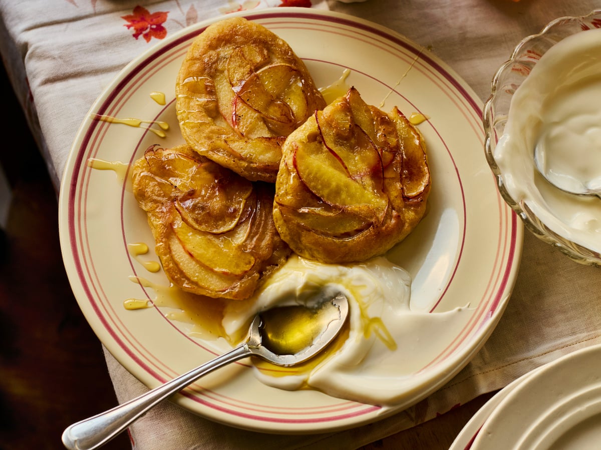 De panquecas para o café da manhã a acompanhamentos para o jantar e pudim: as receitas de maçã de Alissa Timoshkina