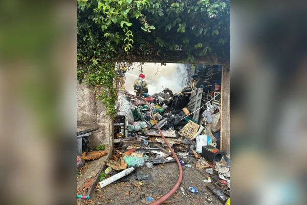 Incêndio atinge depósito de recicláveis e assusta moradores em BH