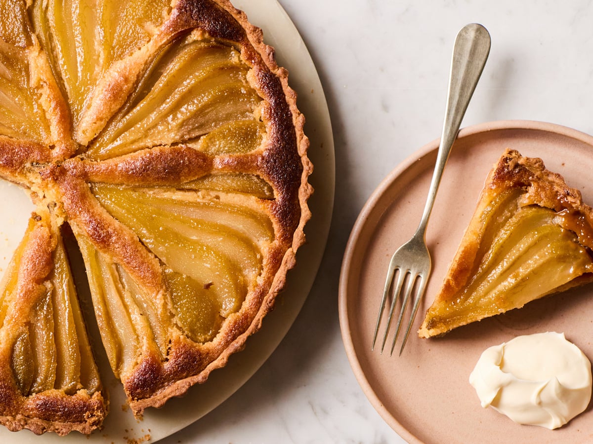 A receita de Jose Pizarro para tarte de pera cozida em calda e amêndoas com caramelo PX