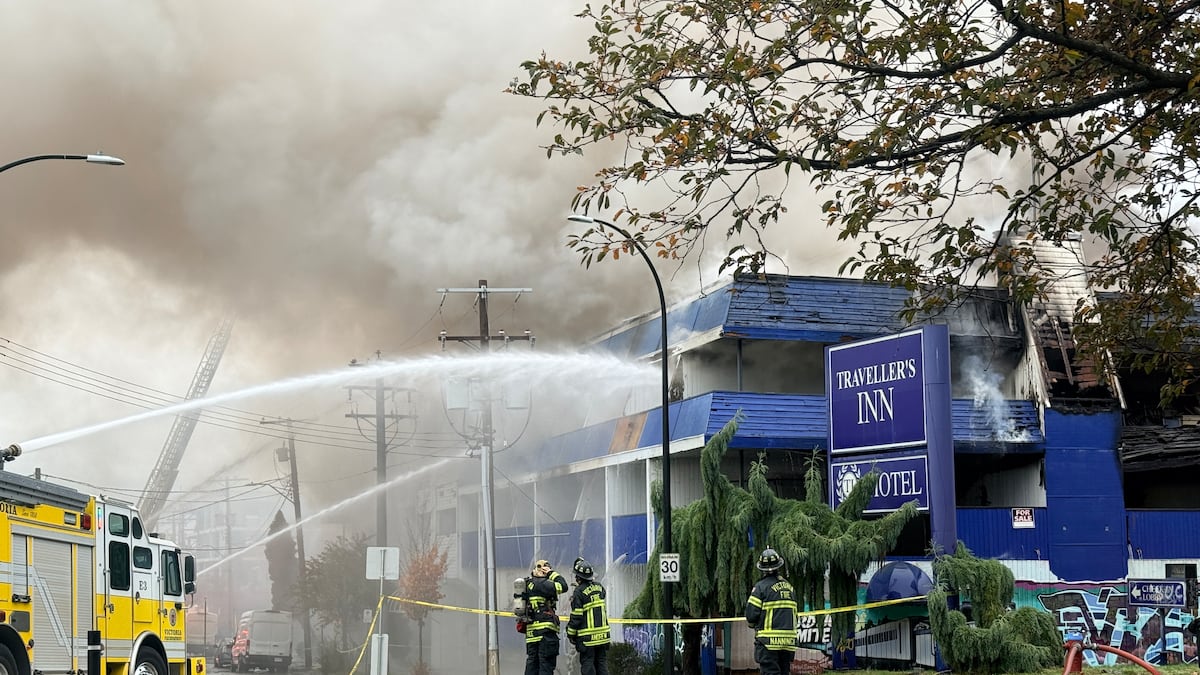 Former Travellers Inn catches fire in downtown Victoria