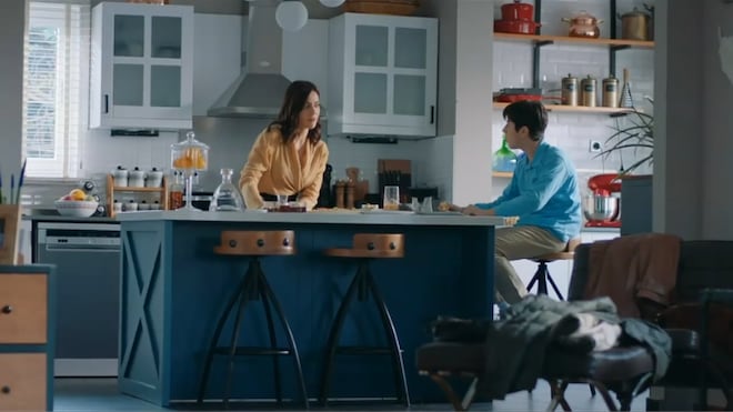 Bahar coloca Mert para fora de casa e desabafa com Asya sobre o divórcio: ‘Os dois lados perdem’