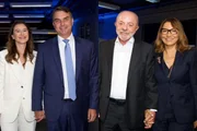 Flávio Bolsonaro e Lula chegam aos estúdios da Globo