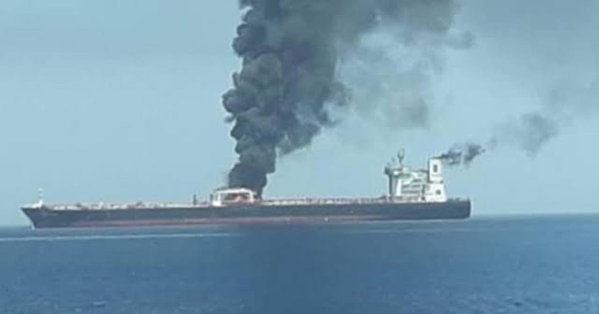 Dois navios atingidos por projéteis desconhecidos no Estreito de Ormuz