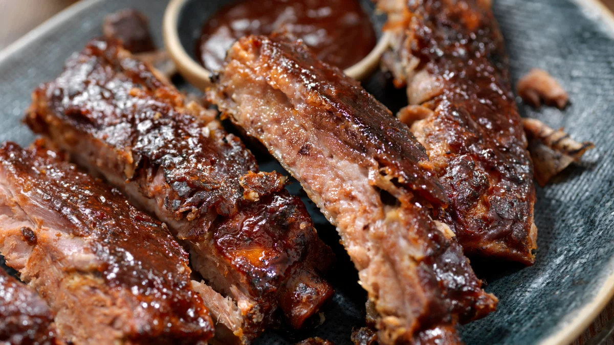 Receita fácil de costelinha macia, suculenta e dourada para o almoço