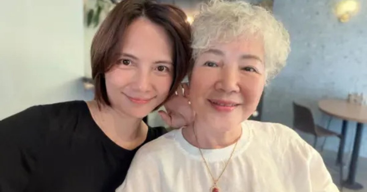 A malaysiana Lee Sinje compartilha foto rara com a mãe, que rouba o holofote com sua beleza marcante