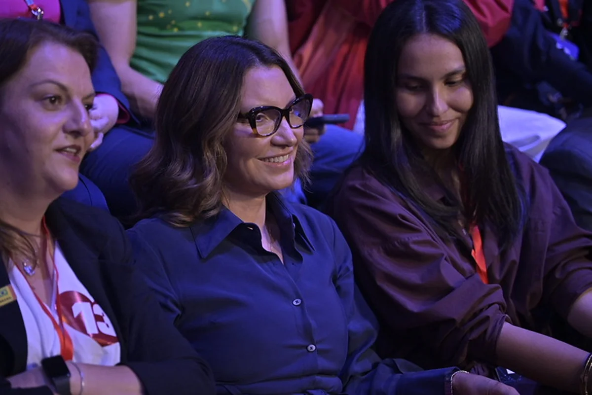Imagem da matéria: Janja leva bronca da produção durante debate entre Lula e Flávio