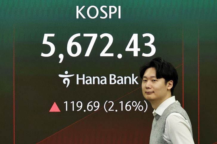 The KOSPI index is displayed at a dealing room of Hana Bank in Seoul, Wednesday. Yonhap