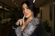 MC Mirella revela ataques de “gays de esquerda” após expor posição política
