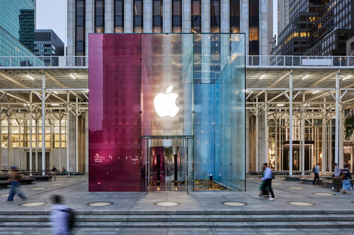 Apple Fifth Avenue New York exterior.