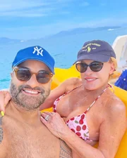Ana Maria Braga e Fábio Arruda curtem passeio juntos