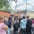 Los vecinos se reunieron frente a la vecindad