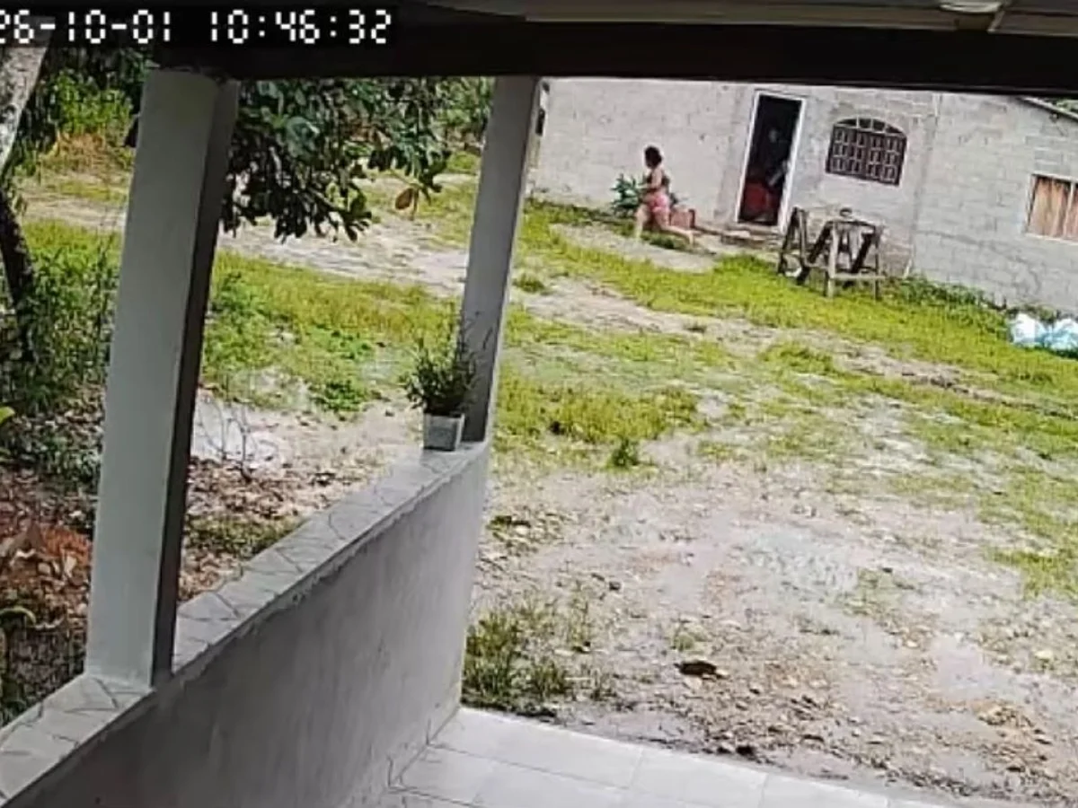 Homem suspeito de matar esposa e enteada grávida morre em cela no interior