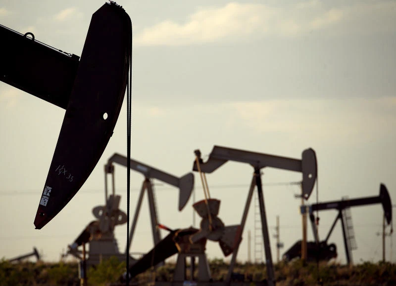 O petróleo sobe enquanto os traders avaliam as tensões no Golfo contra as fortes exportações do Oriente Médio