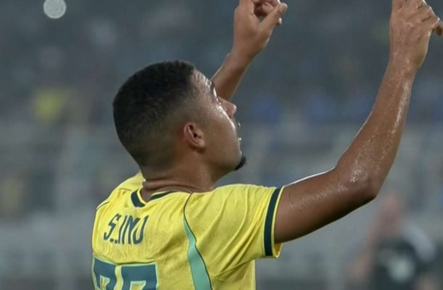 Pedro recebe o abra&ccedil;o de Vini Jr ao fazer o segundo gol do Brasil sobre a &Iacute;ndia.