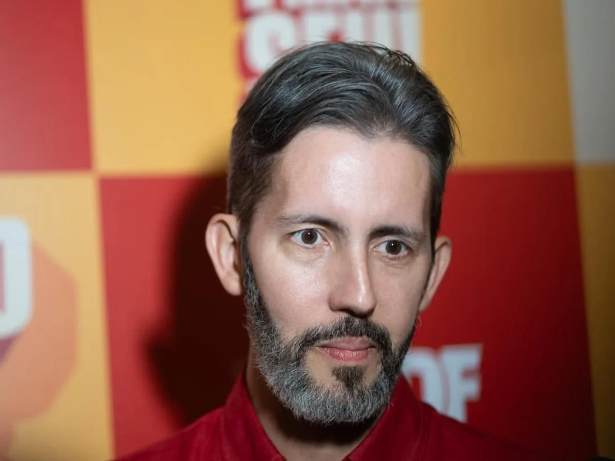 Grass promete reajuste a professores e diz que Agnelo não será secretário