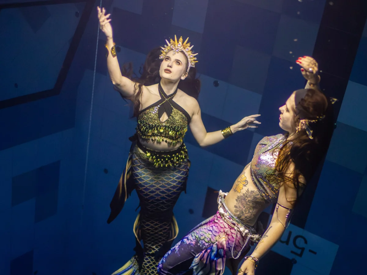 Mulheres disputam título de sereia na piscina mais profunda da Europa