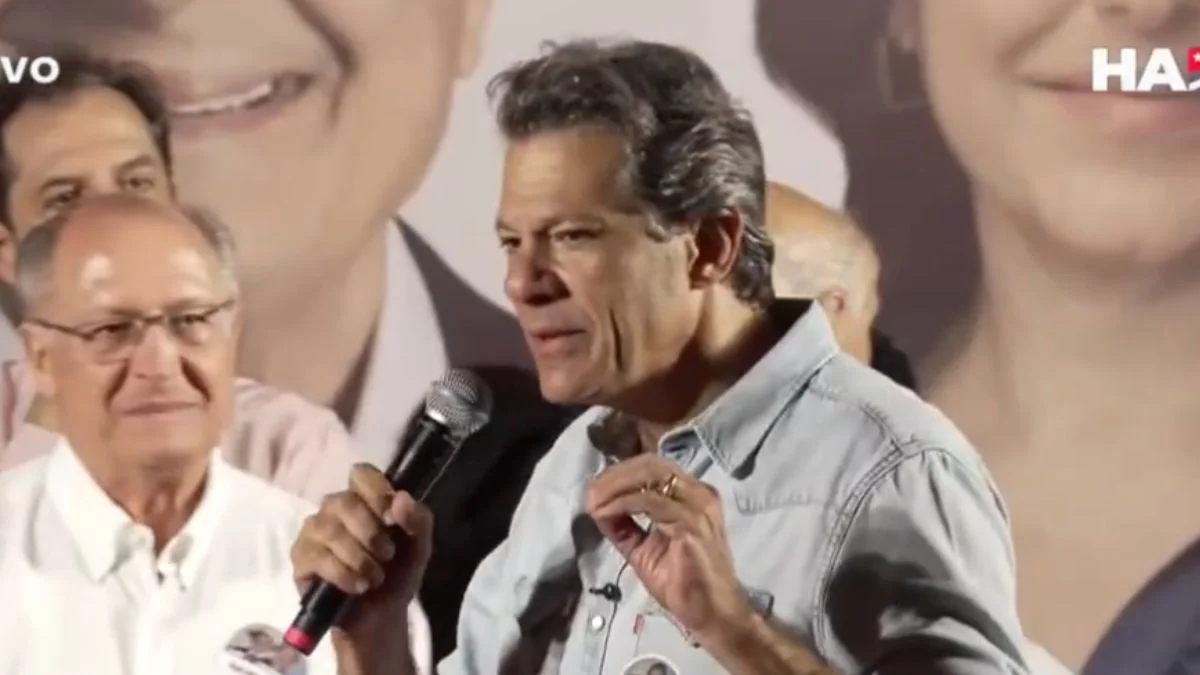 Haddad ataca Flávio Bolsonaro em discurso nacionalizado durante comício