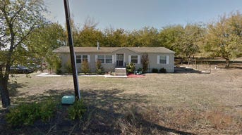 Mãe do Texas enfrenta acusações de homicídio capital após supostamente atirar nos dois filhos até matá-los