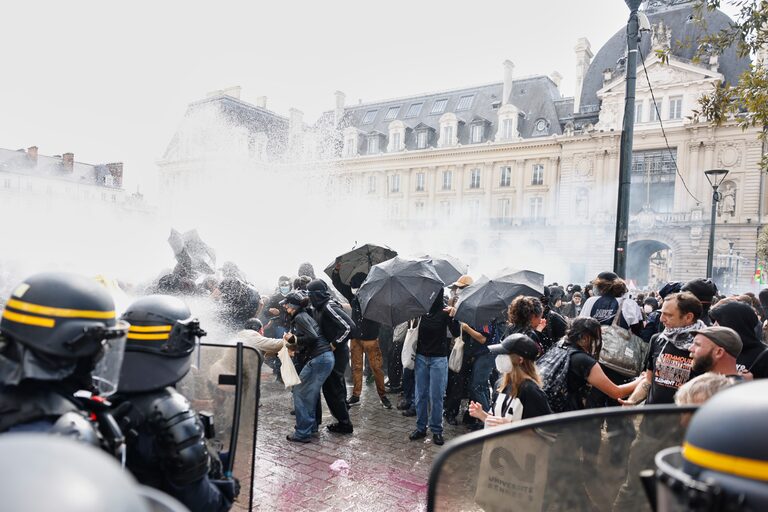 França tem dia nacional de protestos e atos estudantis se multiplicam pelo país
