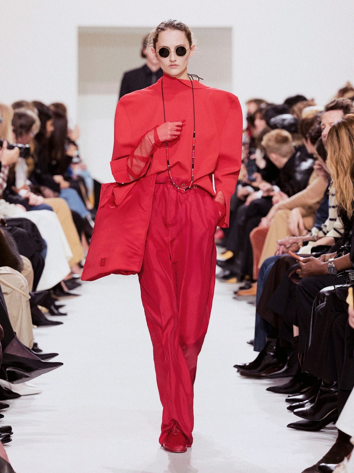 Celine resgata referências dos anos 1980 e do grunge no Paris Fashion Week