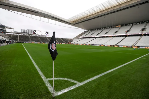 Corinthians relembra Democracia Corintiana e incentiva torcedores a votar