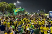 Multidão lota ruas de Manaus (AM) em ato pró-Flávio Bolsonaro