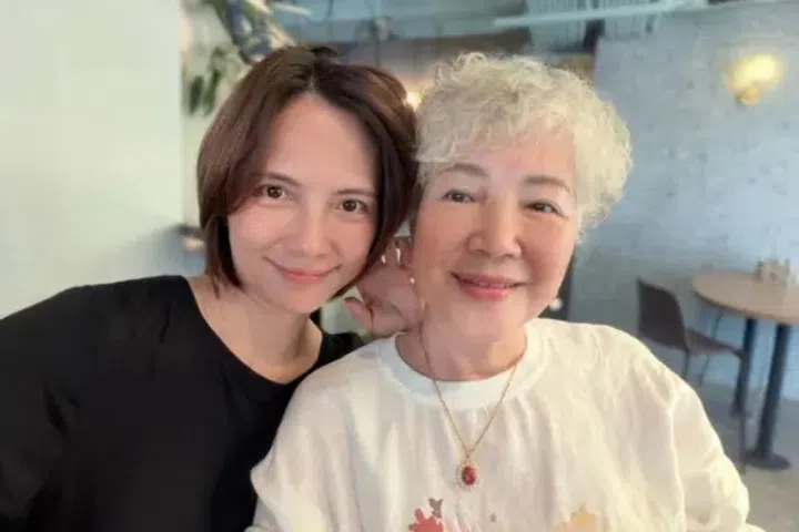 A malaysiana Lee Sinje compartilha foto rara com a mãe, que rouba o holofote com sua beleza marcante