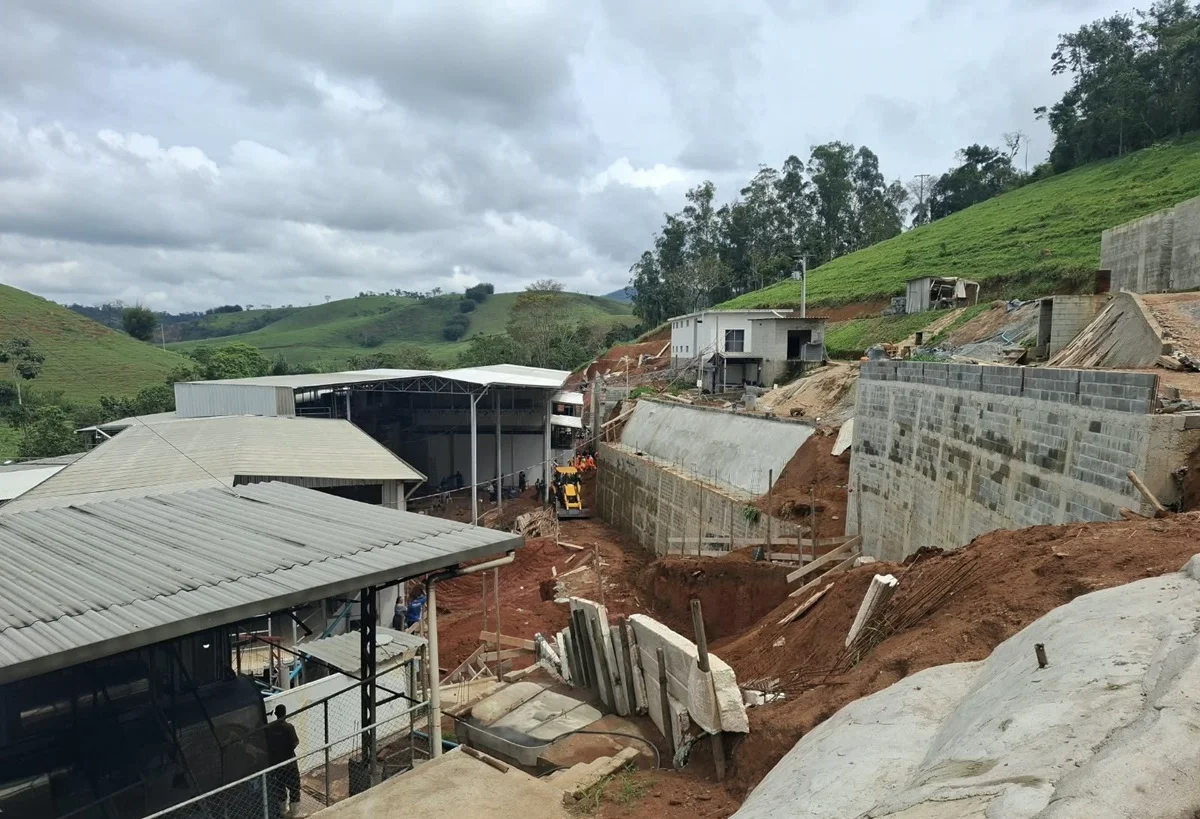 muro de obra desaba e soterra 3 pessoas
