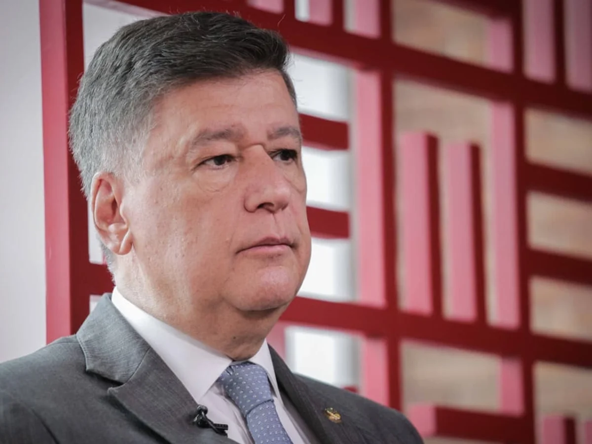 Derrotado, Carlos Viana acusa Nikolas de ter pensado "na própria vaidade"