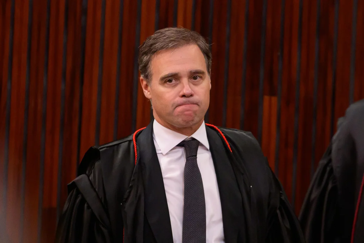Mendonça suspende impulsionamento de posts ligando Flávio ao caso Ana Clara