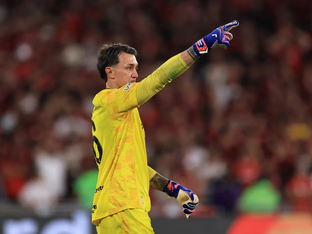 Muslera brilha nos pênaltis e Estudiantes elimina Flamengo na Libertadores