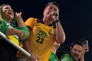 Multidão lota ruas de Manaus (AM) em ato pró-Flávio Bolsonaro