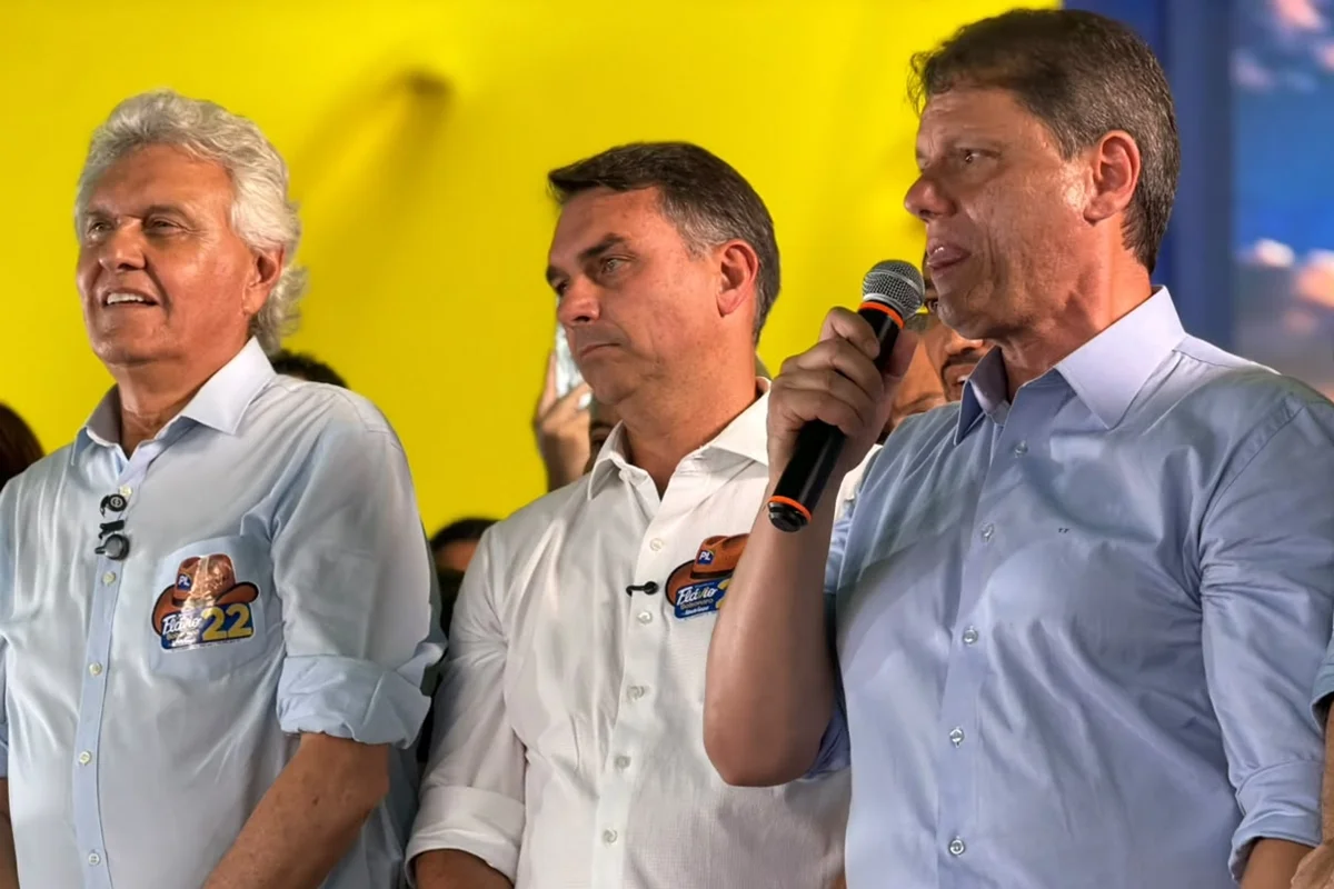 Tarcísio tenta atrair apoio do MDB a Flávio Bolsonaro no 2º turno