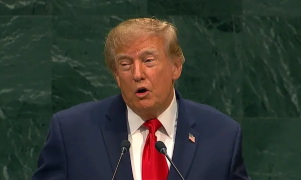 Trump: na defensiva nas pesquisas, descontrolado nos comícios