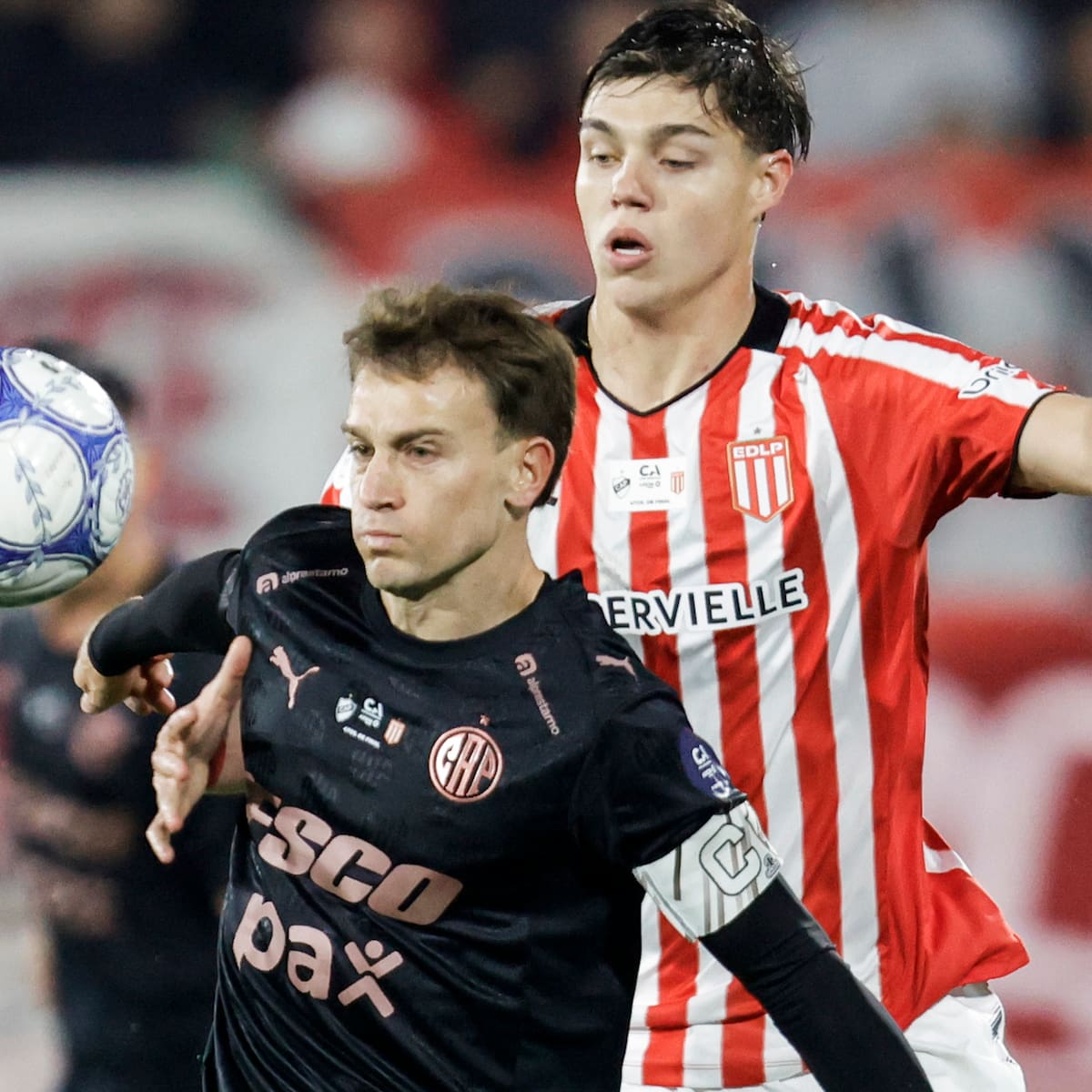 Guido Mainero, el capitán de Platense, recibe ante la marca de Tomás Palacios, el defensor que liberó la selección para que Estudiantes disponga del zaguero ante tantas ausencias por lesiones