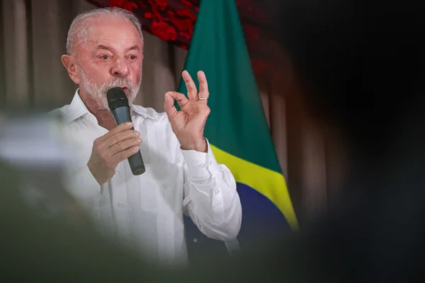 Lula almoça com petistas do Nordeste e se prepara para sabatina do JN