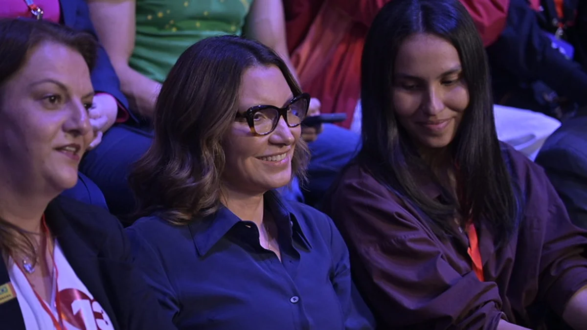 Janja leva bronca da produção durante debate entre Lula e Flávio
