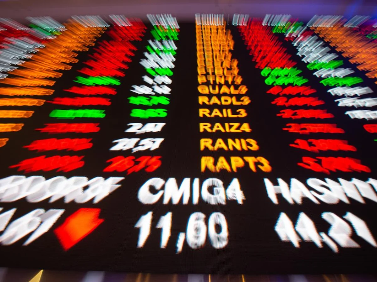 Ibovespa renova máxima histórica e dólar fecha em R$ 5 após 1º turno