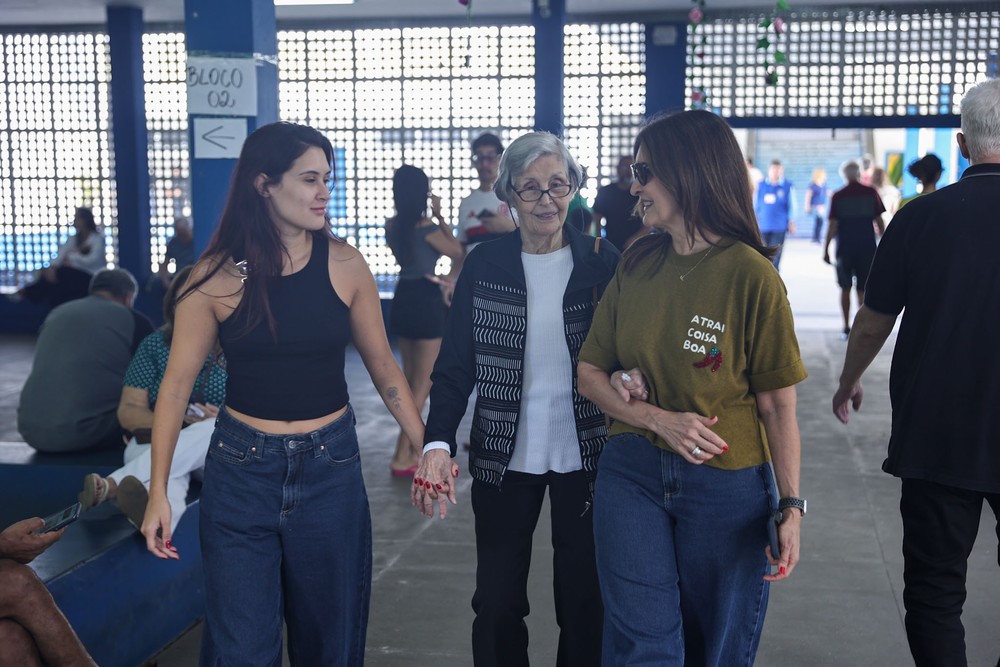 Fátima Bernardes, sua mãe e filha votam no 1° turno no Rio de Janeiro — Foto: André Moreira/Brazil News