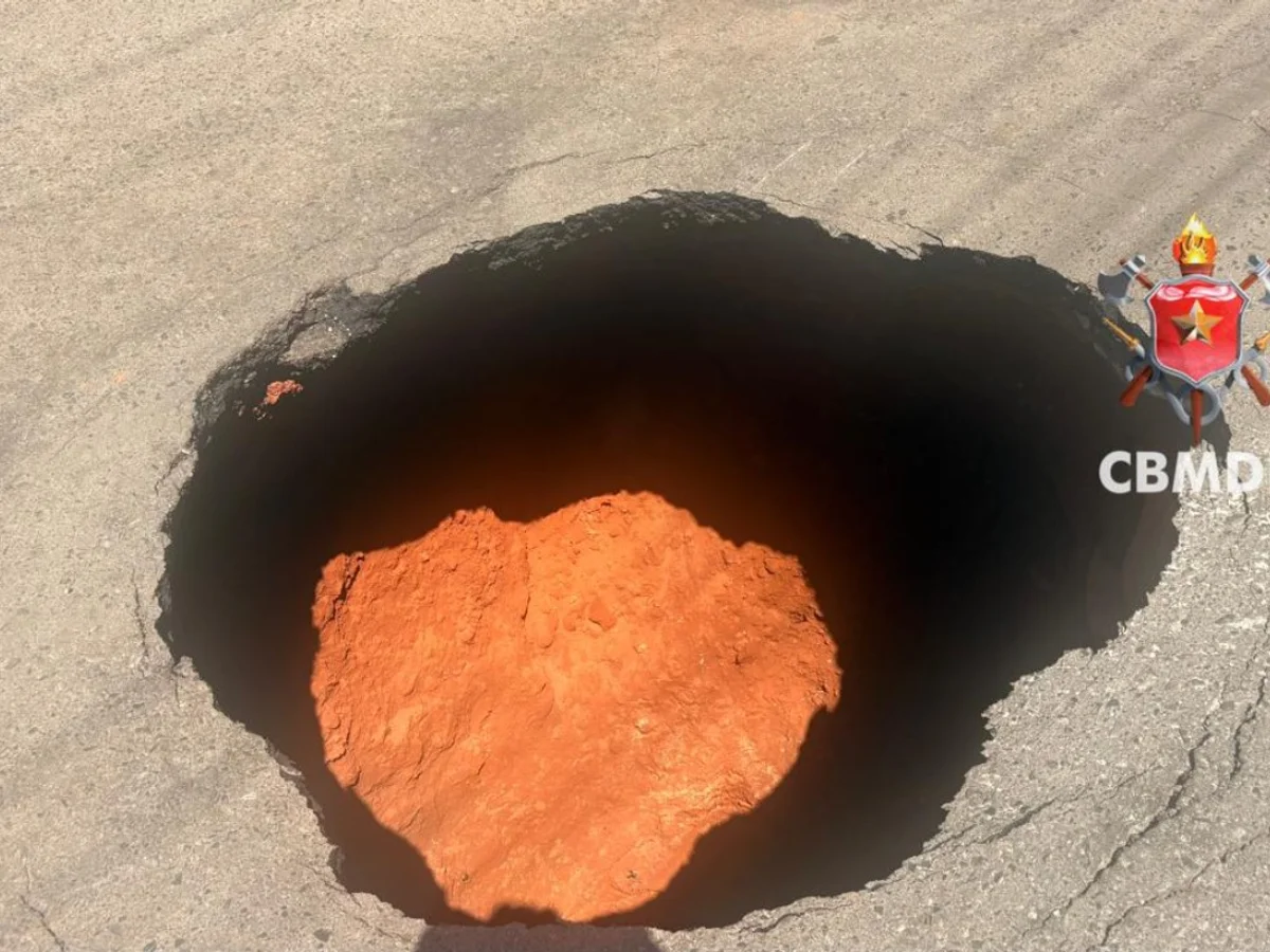 Cratera de 4 metros se abre após asfalto ceder em pista da Asa Norte